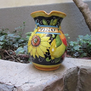 Toskana Weinkrug handgefertigt, handbemalt &#39;vino&#39; mit Sonnenblume, Zitronen, Trauben und Granatapfel auf schwarzem Hintergrund