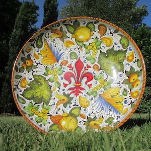 Toscaanse keramische kom handgemaakt, met de hand beschilderd met fleur-de-lis/lelie-motieven