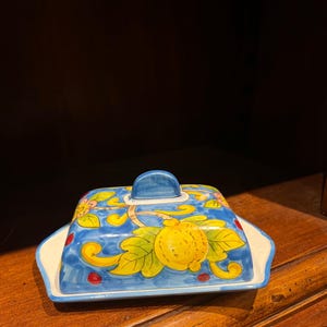 Handgemaakte Toscaanse keramische botervloot, handbeschilderd met citroenen in groen, geel en blauw.