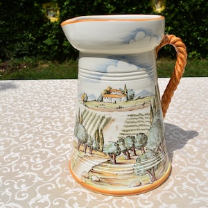 Handgefertigtes toskanisches Glas, handbemalt mit toskanischem Landschaftsdesign in einer sehr traditionellen Form
