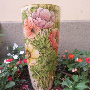 Toskanische Vase Handarbeit, handbemalt mit Anemone Blume in einer sehr modernen Form und Design
