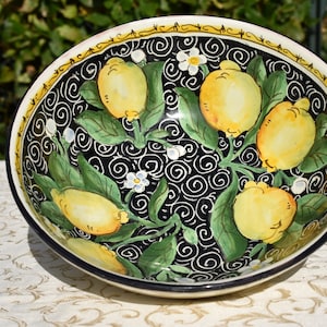 Toskanische Keramikschale, handgefertigt, handbemalt mit Zitronen auf blauen, roten oder schwarzen Motiven