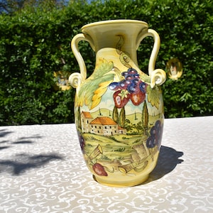 Handgefertigte toskanische Vase, handbemalt mit Landschaft und Zypresse in einer sehr traditionellen Form und Gestaltung