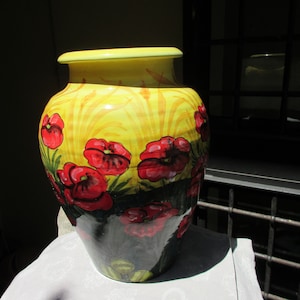 Toskana Vase handgefertigt, handbemalt mit Mohnblume in sehr traditioneller Form und Design