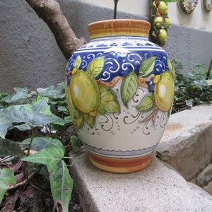 Toskana Vase handgefertigt, handbemalt mit Zitronen inyellow,blau und sehr traditionelle Form