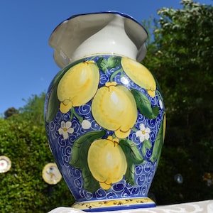 Toskana Vase handgefertigt, handbemalt mit Zitronen auf Blau in sehr traditioneller Form und Design