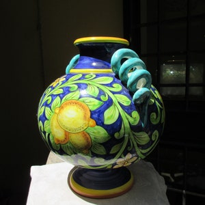 Toskana Vase mit detailreichen Griffen handbemalt im Zitronen Design
