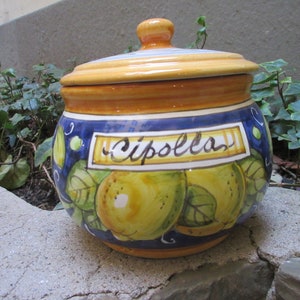 Könnte beinhalten: Eine Keramikdose mit Deckel, verziert mit Zitronen und dem Wort "Cipolla" in gelben Buchstaben auf blauem Hintergrund.