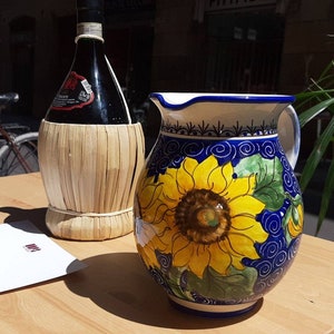 Handgefertigter toskanischer Weinkrug, handbemalt „Vino“ mit gelber Sonnenblume auf rotem oder blauem Hintergrund, Florenz-Design