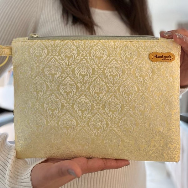 Pochette jaune douce MAnee entièrement brodée, beau motif argenté, tissu unique de style thaïlandais, neuf