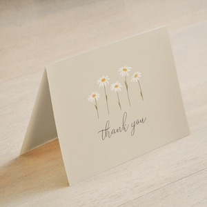 Merci marguerite carte pliante de Zazzle.be Liste d'envies Vous avez des idées ? Carte de remerciement, carte de remerciement florale, baby shower, thème marguerite, carte de remerciement florale, imprimable