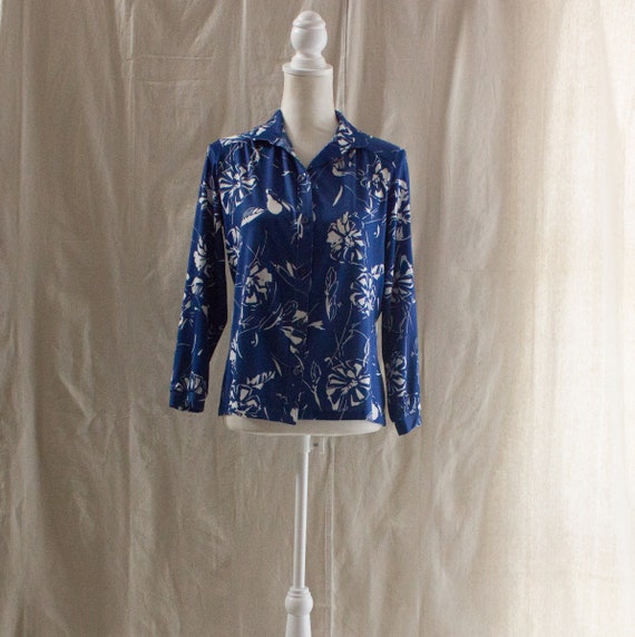 Vintage 1970s Blue and White Floral Blouse - image 1