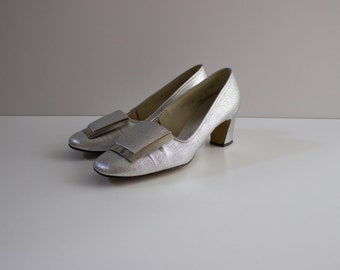 Vintage silverfärgade pumps från 1960-talet