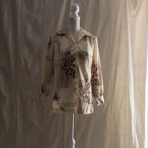 Blusa vintage de manga comprida com estampa bege dos anos 1970