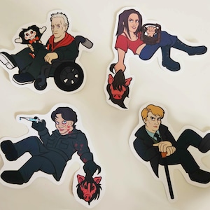 Puede incluir: Cuatro pegatinas ilustradas con personajes de películas de terror. Cada pegatina presenta un personaje sosteniendo una cabeza de cerdo. Los personajes están en varias poses, incluyendo sentados en una silla de ruedas, sosteniendo una motosierra y de pie con un bastón.