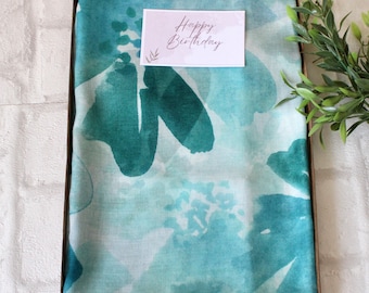 Foulard aquarelle feuilles vert d'eau dans une boîte cadeau / Foulard en coton avec hijab / Cadeaux pour elle / Foulard pour femme / Boîte cadeau boîte aux lettres pour la fête des Mères