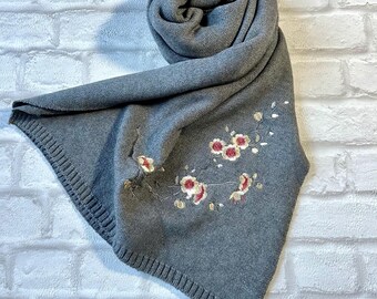 Grå ullhalsduk: Broderad blommig pashminasjal