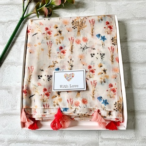 Blumen Baumwollschal mit Quasten: Pink Blumengarten Geschenkbox