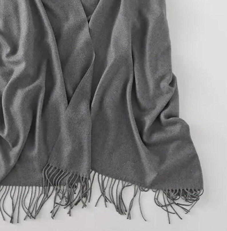 Pashmina sjaal wrap voor bruidsmeisje bruids bruiloft sjaal geschenken voor haar moeder oma vrouw Girfrind gepersonaliseerde hoofddoek Headwrap jurk Smoke Grey