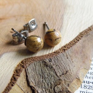 ZEBRA HOLZ STUD Ohrringe // Bio Holz Ohrstecker Herren Damen // Kleine runde Ohrstecker Kreis Ohrstecker // Handmade // Geschenktüte