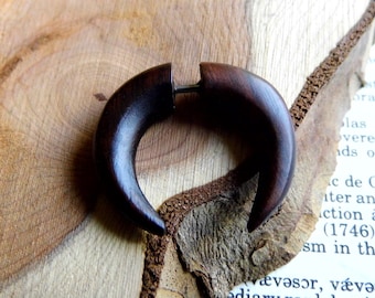 PENDIENTES DE MADERA HECHOS A MANO // Dilatador falso orgánico para hombre y mujer // Dilatador falso para túnel // Pendiente de madera marrón con luna creciente pequeña // Bolsa de regalo