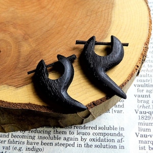 Boucles d'oreilles Huggie en bois faites main, petite pointe de flèche noire//poste en bois bio pour homme/femme/sac cadeau cerceaux durables végétaliens