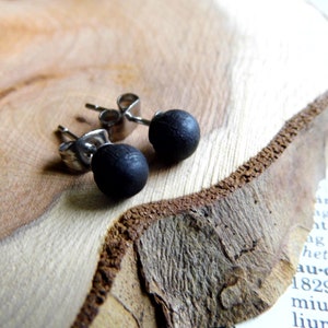 Schwarze Holz Ohrstecker Ohrringe // Kleine Kreis Ohrstecker // Handgefertigt // Geschenktüte