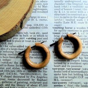 Créoles faites main en bois d'olivier, petits créoles en bois crème créole pour femme, bijoux écologiques, boucle d'oreille durable pour femme, grain magnifique + sac cadeau