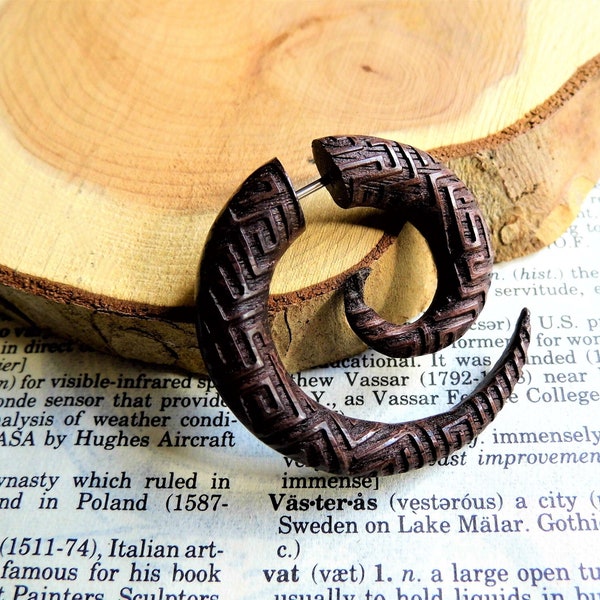 Boucle d'oreille en bois en spirale faite main