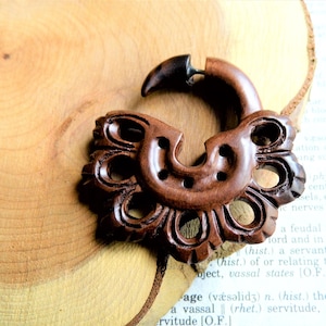 BOUCLE D'OREILLE ORGANIQUE EN BOIS Faite À La Main Petite Fleur De Serrure Pour Femme // Simple Faux Civière Crochet Jauge Plug Femmes Boucles D'oreilles Faux En Bois // Sac Cadeau Végétalien