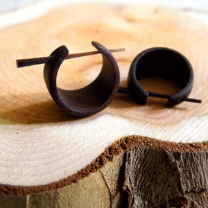 Boucles d'oreilles HUGGIE HOOP WOOD bio en coco écologiques créoles, petites boucles d'oreilles durables en bois marron unisexe hommes femmes Huggies bijoux écologiques