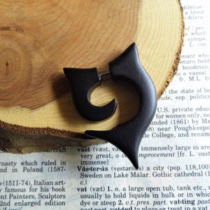 Boucles d'oreilles homme femme en bois bio fait main // faux plug jauge fausse civière // petit cerceau en bois noir // végétalien durable // sac cadeau