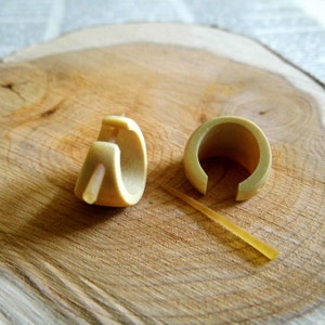 Organic Hoop OLIVE WOOD HUGGIE Eco Creole Ohrringe Schlaffigur Kleine Creme aus Holz Unisex für Herren oder Damen Öko Schmuck nachhaltig