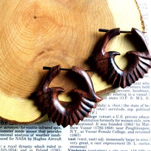 Boucles d'oreilles coeur en bois faites main en bois bio 4 cm // Boucles d'oreilles ethniques tribales en bois écologiques pour femmes et femmes // Bâton végétalien de fleur de fan de plage // Sac cadeau