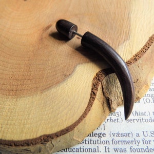 Boucle d'oreille bio en bois fait main petite moyenne//hommes femmes incurvés faux plug jauge extenseur fausse civière//Eco Goth Spike végétalien//sac cadeau