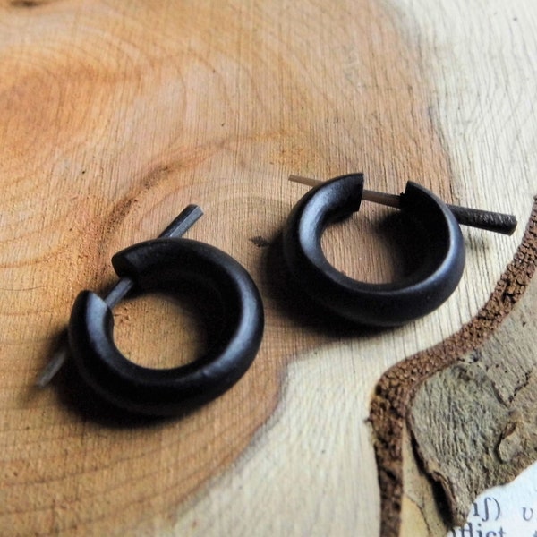 Hoop Boucles d'oreilles noires en bois écologique HUGGIE dormeur très petite en bois noir unisexe hommes femmes festival bijoux écologiques Huggies durables