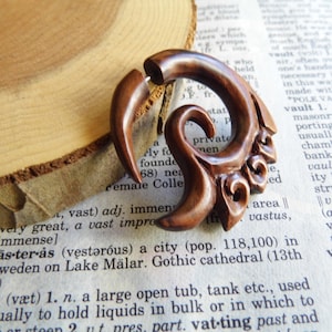 HANDMADE ORGANIC WOOD Earring Hommes Femmes / Faux Faux Gauge Plug Stretcher Crescent / Petit cerceau en bois tribal ethnique Végétalien / Sac cadeau