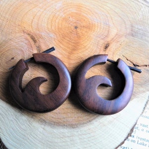 Créoles en bois faites main en bois brun biologique, petites // vague circulaire en bois de l'océan // surfeur surf créole pour femme // végétalien durable // sac cadeau