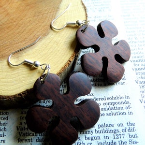 BOUCLES D'OREILLES EN BOIS FAITES MAIN Créoles pendantes en forme de fleur pour femmes Boucle d'oreille en bois plaqué argent sterling pour femme Petite moyenne Marron biologique et végétalien écologique | Sac cadeau