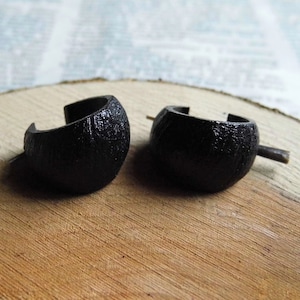 Boucles d'oreilles écologiques noires bio faites à la main HUGGIE, dormeuses créoles, très petites en bois hommes femmes, festival bohème végétalien durable + sac cadeau