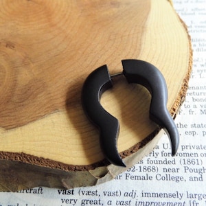 Boucle d'oreille en bois bio fait main homme femme//faux extenseur fausse civière//petit cerceau en bois noir croissant écologique végétalien//sac cadeau