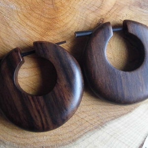 Créoles de boucles d'oreilles en bois faites main en bois // petit cercle en bois marron biologique // créole festival bohème pour femmes // éco-véganisme durable // sac cadeau