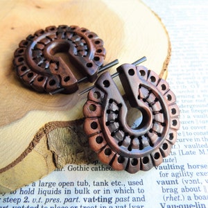 Boucles d'oreilles en bois bio Créoles de feu // Cercle tribal sculpté à la main // Créoles de boucles d'oreilles en bois pour femme marron // Vegan durable // Sac cadeau