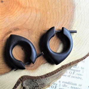 Boucles d'oreilles HUGGIE en bois faites à la main, petite pointe de flèche noire en bois bio pour homme, femme, dormeur végétalien, cerceaux durables + sac cadeau