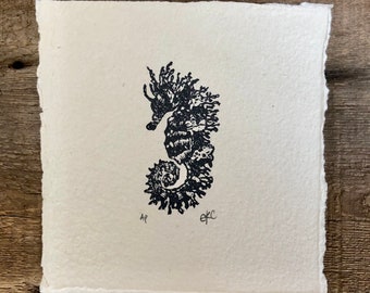 Mini cavalo-marinho feito à mão em linóleo impresso em papel feito à mão