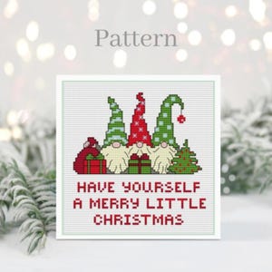 Peut inclure: Motif de point de croix avec trois gnomes de Noël portant des chapeaux verts et rouges, des barbes blanches et des cadeaux. Le texte "Have Yourself a Merry Little Christmas" est brodé en rouge en dessous. Le mot "Pattern" est en haut.