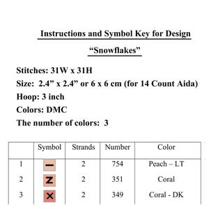 Puede incluir: Instrucciones y clave de s&iacute;mbolos para un dise&ntilde;o de "Copos de nieve". El gr&aacute;fico incluye el recuento de puntadas, el tama&ntilde;o (6 x 6 cm), el tama&ntilde;o del bastidor (7.6 cm) y los detalles de color. El dise&ntilde;o utiliza 3 colores.