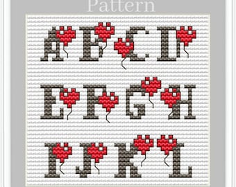 Patrón de punto de cruz del alfabeto de corazón con letras y números para descargas digitales