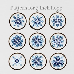 Puede incluir: Nueve patrones de bordado de copo de nieve azul y blanco en aros de bordado de 7,6 cm.  Patrón para aro de 7,6 cm.