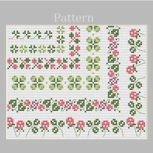 Puede incluir: Un patrón de punto de cruz sobre un fondo de cuadrícula blanca con la palabra Pattern en la parte superior. El diseño incluye varias filas y bordes de tréboles verdes de cuatro hojas y flores de trébol rosas en líneas horizontales y verticales.